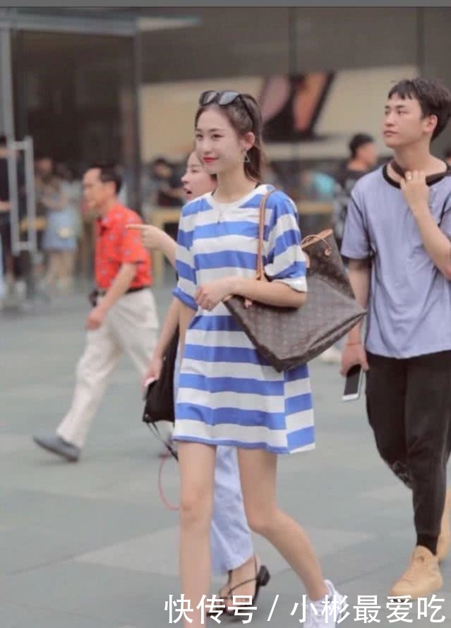 【 看起来】连衣裙高雅大气,给人高挑迷人的感觉,街拍:看起来端庄时尚大气