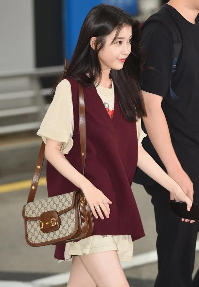  「针织」别对针织背心有偏见！法国、韩国女生都迷上恤衫配搭的时尚造型