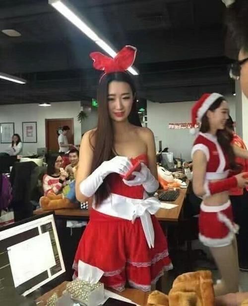 美女，明明知道自己穿着裙子还这么不注意，真是太尴尬了