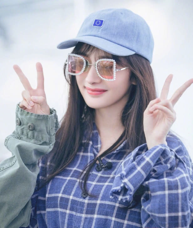 杨幂穿衣太尴尬！整套衣服穿出了帮主的气息，网友：拜见丐帮帮主