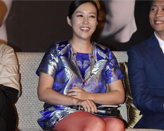 # 滤镜#大象腿有150斤，郝蕾造型崩塌？蓝裙竟配红丝袜！无滤镜现双下巴
