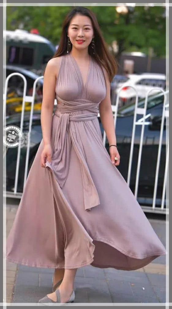 微胖女神穿性感礼服款款而来，气质出众引路人纷纷驻足观看