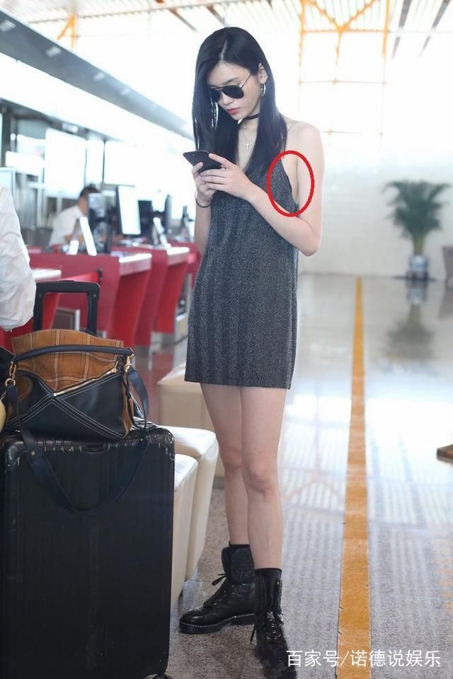 奚梦瑶裹胸出行，胸前“波涛汹涌”，网友：大饱眼福
