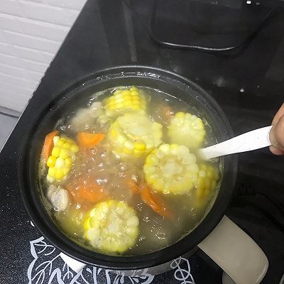 胡萝卜:胡萝卜玉米排骨汤