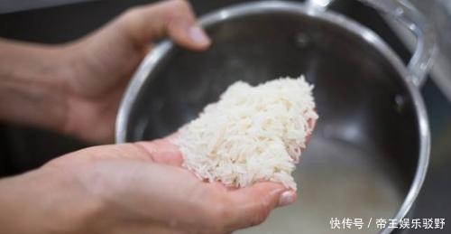 「粒粒」煮米饭,可不能直接放水煮!牢记3点,米饭软糯,粒粒分明