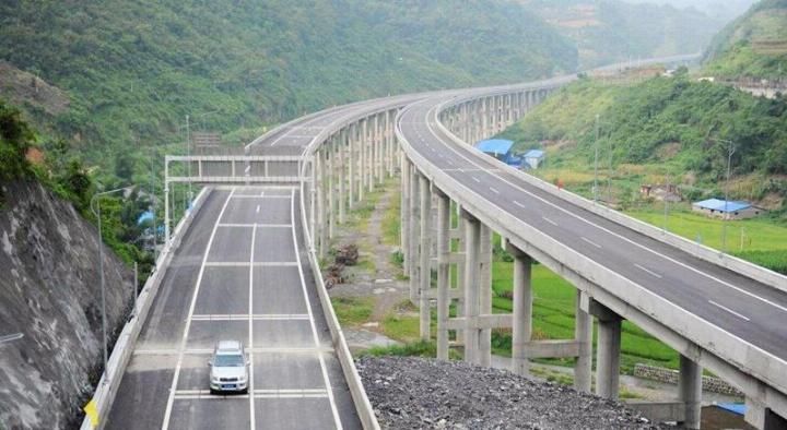  #发现#高速明明300公里，为何导航却预计5小时，细心的车主发现