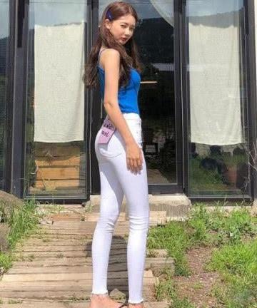白色紧身裤让你美的更优质，更显清纯动人！