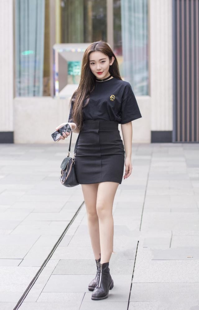 街拍 小姐姐这样的坐姿拍照很撩人 如果裙子短一寸怎么样?