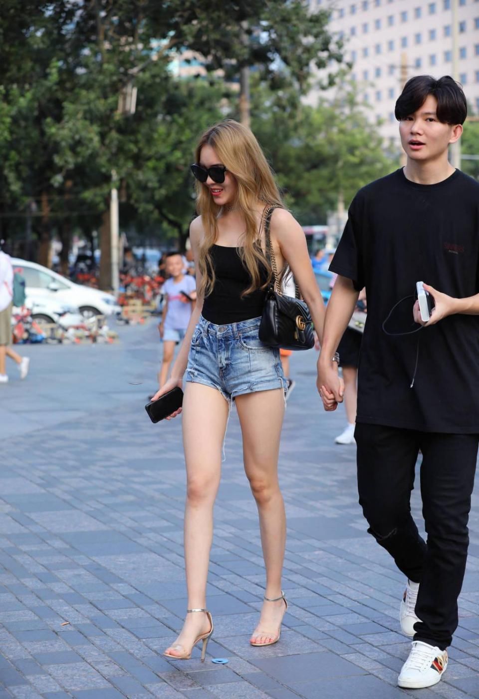 街拍 大长腿美女性感穿着上街 让人看了受不了 旁边男友吃不消