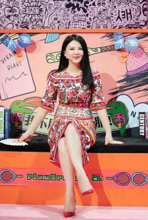 李湘真厉害! 穿的是包臀裙还夹得这么紧 网友: 这尺寸也未免太尴