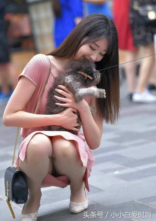 街拍：长裙让女人有优雅动人的气质，图三的女子宛若仙子下凡尘