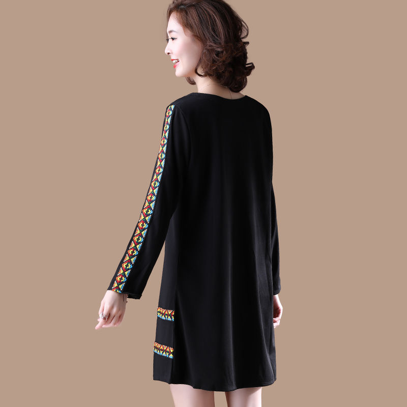 9月早晚温差大，一件洋气的秋裙，干练又不失女人味，想不美都难