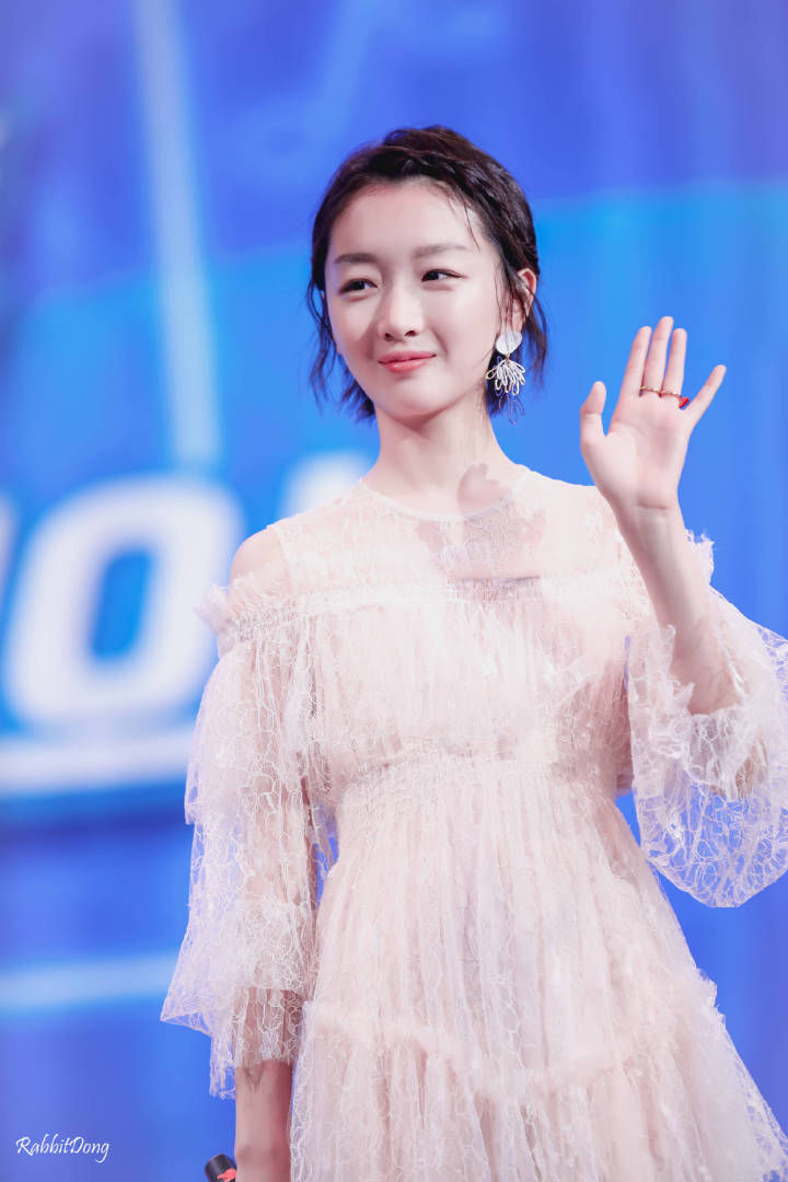 周冬雨蕾丝短裙出席活动，干净的气质，纯美的笑容