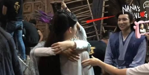  『真实』欧阳娜娜王源杀青离别，当她抱别人时，谁注意王源眼神，太真实了