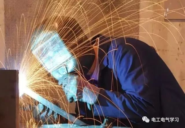 特殊工种可以提前退休，电工符合条件吗？