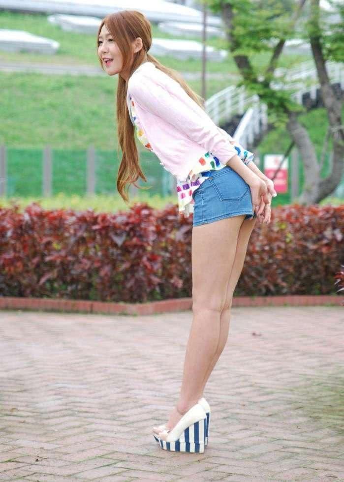 紧身裤还能免去穿衣搭配的烦恼，上身大气又不迷人魅力