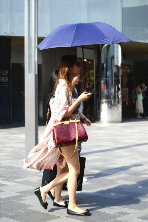 街拍：性感女神小巧玲珑的臀部曲线，展现出完美的身材，魅力十足