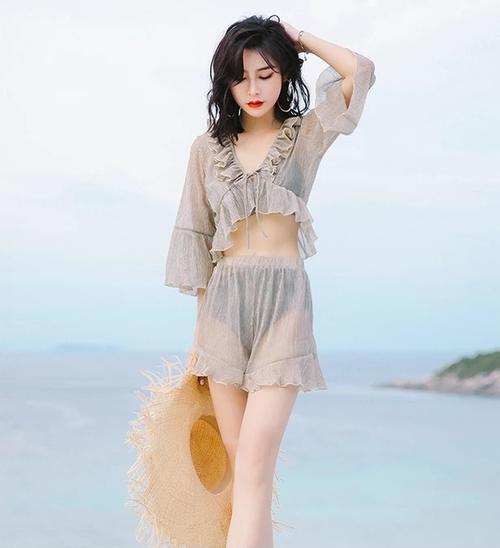 充满女人味的比基尼泳衣，勾勒出曼妙曲线，更加性感迷人