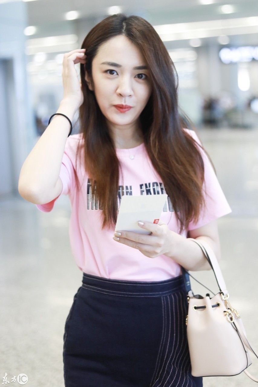 王晓晨穿粉色T恤搭配黑色半身裙现身机场，皮肤白皙大秀美腿!