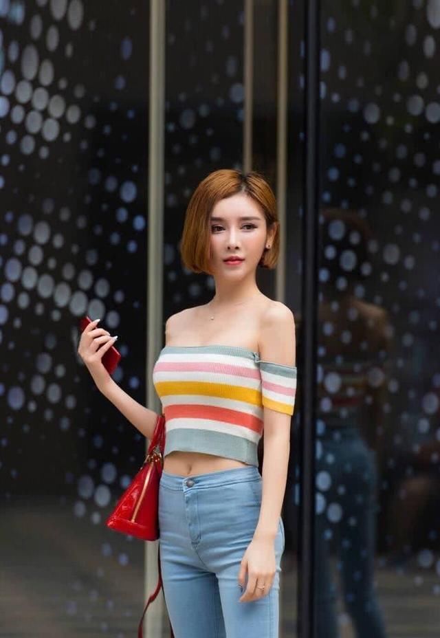 这才是真正的街拍女神，紧身裤勒出逆天蜂腰翘臀，网友：千年极品