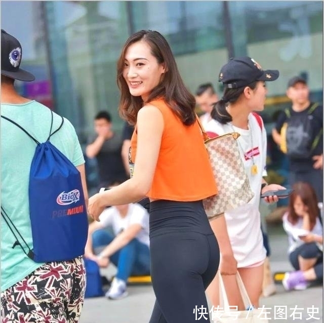 「 显眼」橙色背心搭配紧身运动裤, 人群中很显眼，街拍