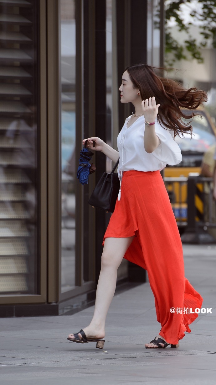 路人街拍：穿短裤白背心的小姐姐，双腿很白很美，背包很艺术