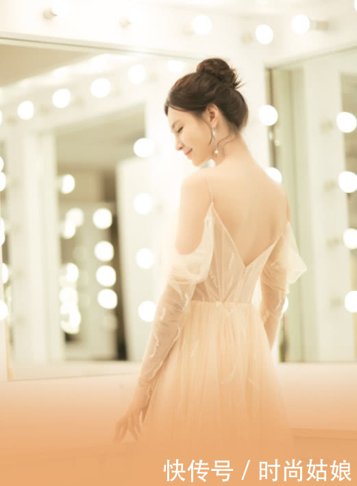 沈梦辰穿红衣白蕾丝领装嫩装文艺,简直辣眼睛,心疼修图师!