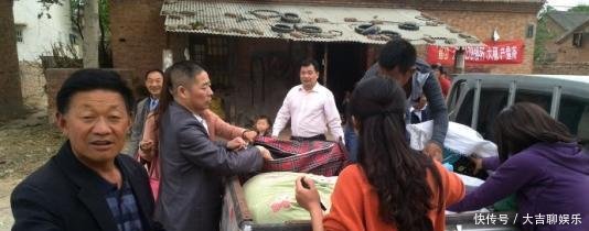 农民打工每月上万，手里没钱，村干部月薪2千，有房有车，为啥