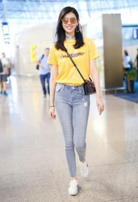 奚梦瑶真绝了！长筒靴子当紧身裤穿出机场，敢问一句“热不”？