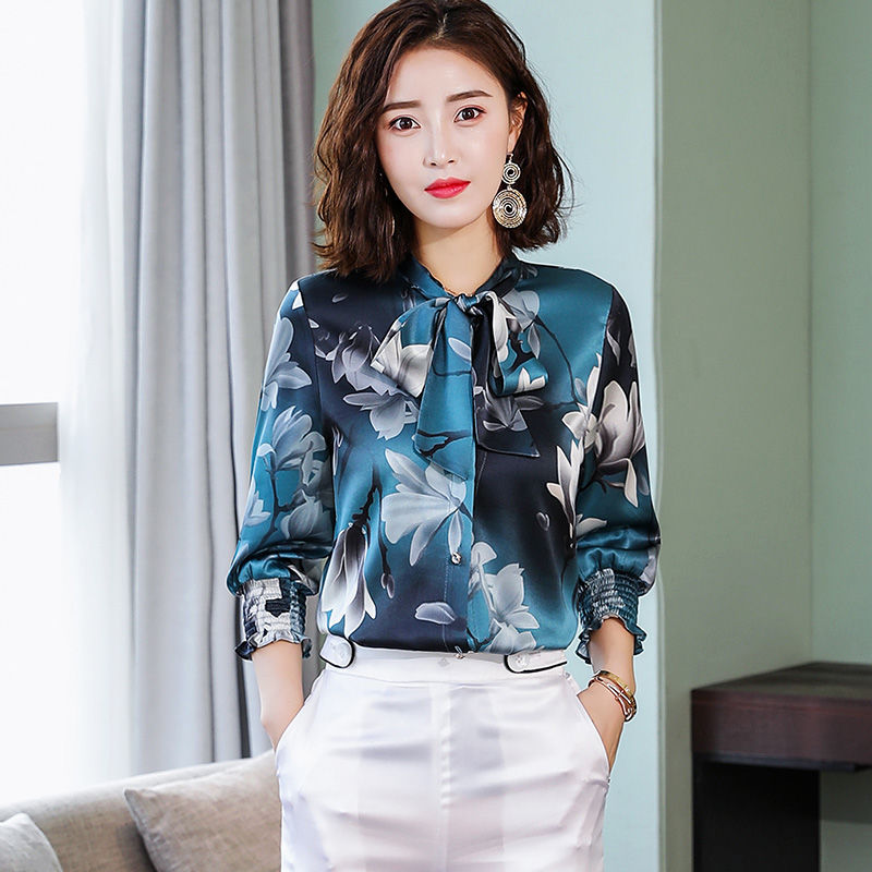 真丝裙扔了吧!刚上架的“秋小衫”，特适合80后女人，减龄显嫩