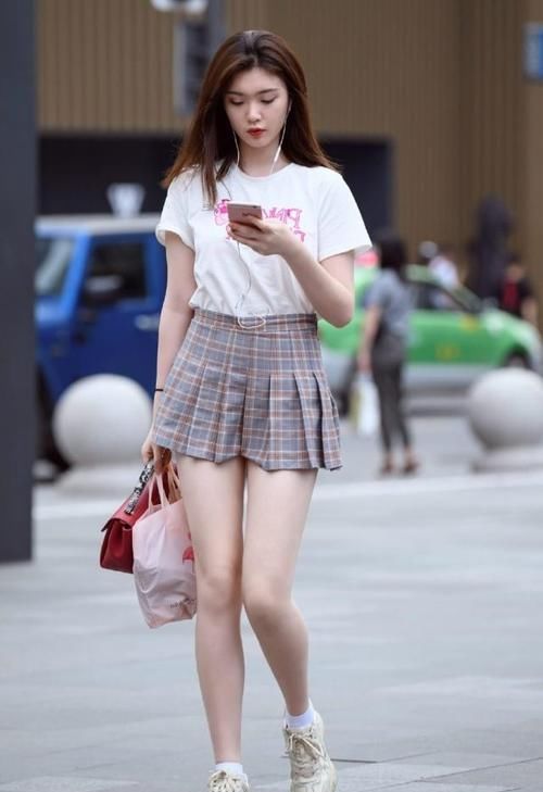 #白色#路人街拍,小姐姐内搭纯洁的白色连衣裙,走在街上一定光彩夺目