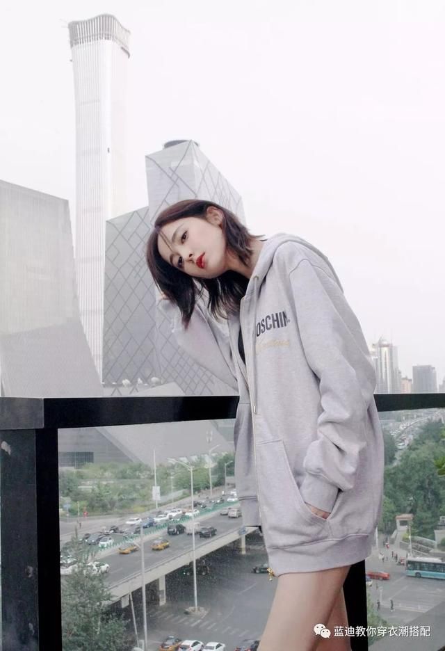 古力娜扎，张俪，王智最近曝光了一组街拍，印花吊带长裙