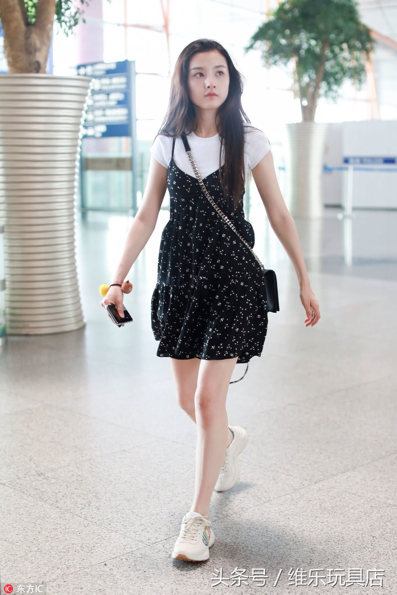 宋祖儿高考成绩公布后素颜现身，打扮低调似邻家姑娘