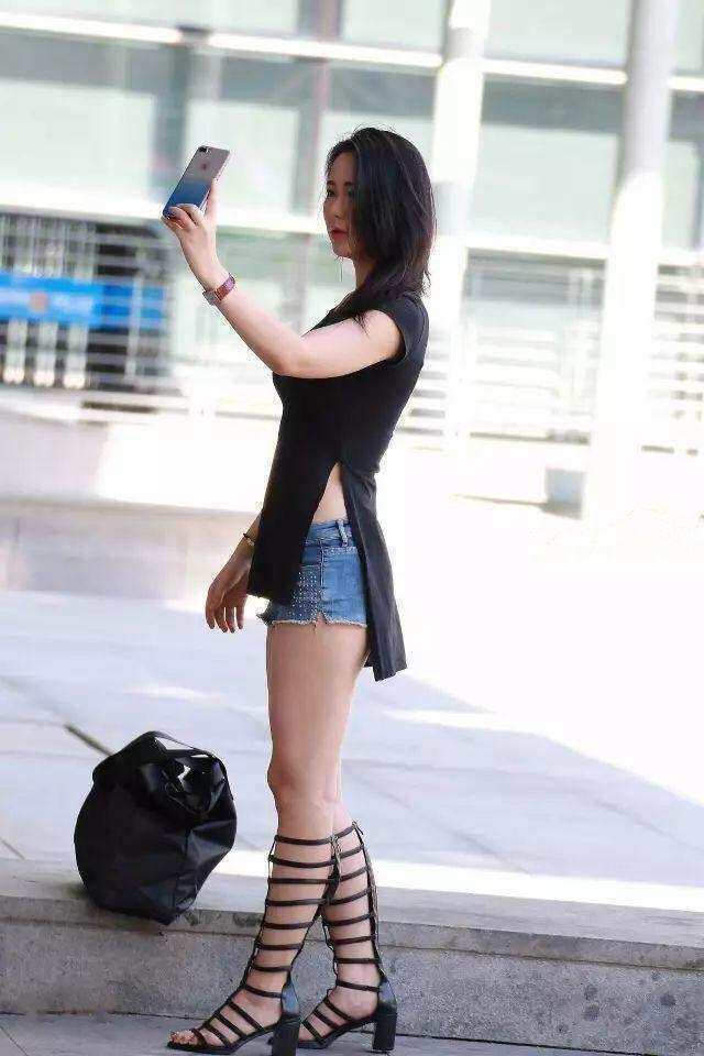 穿紧身牛仔短裤的小姐姐，很好看