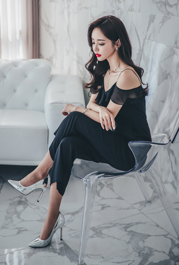 女神孙允珠，黑垭幽深镜泊湖蓝吊带阔腿裤