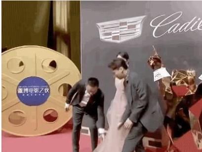 周冬雨真大胆，性感深v露背很撩人，旁边的李易峰挺尴尬的