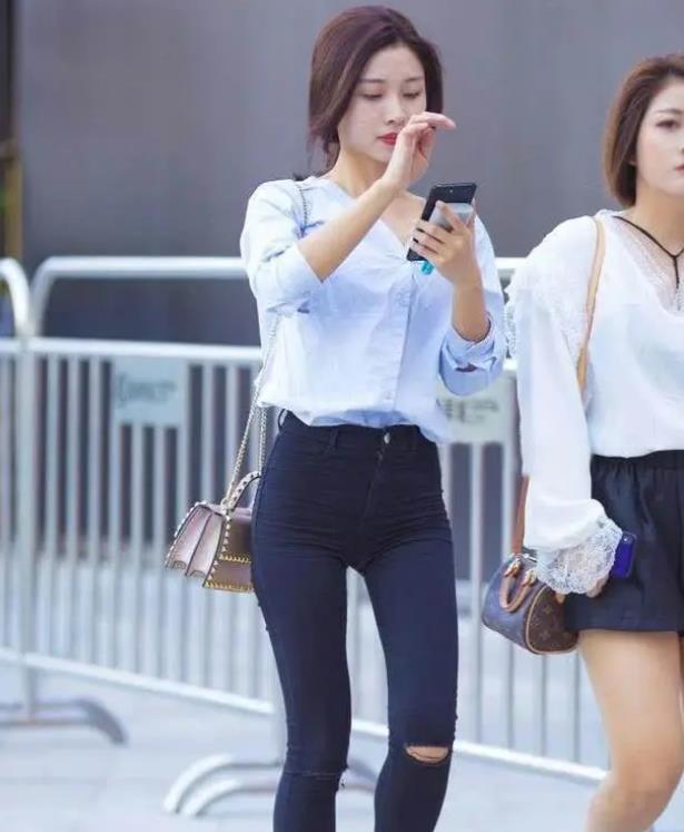  【碎花】街拍：月貌花容的小姐姐，一条碎花旗袍连衣裙，青春靓丽风采