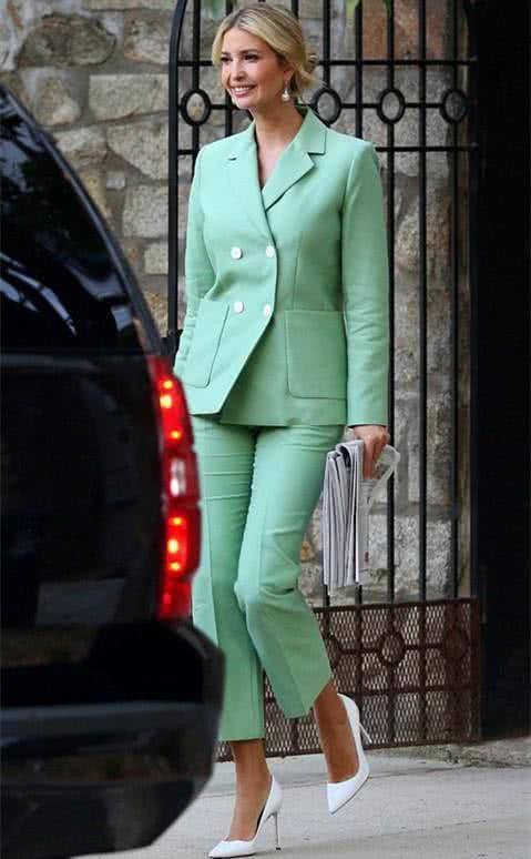 37岁的伊万卡：180cm个子穿10cm鞋，图四抱娃姿势霸气