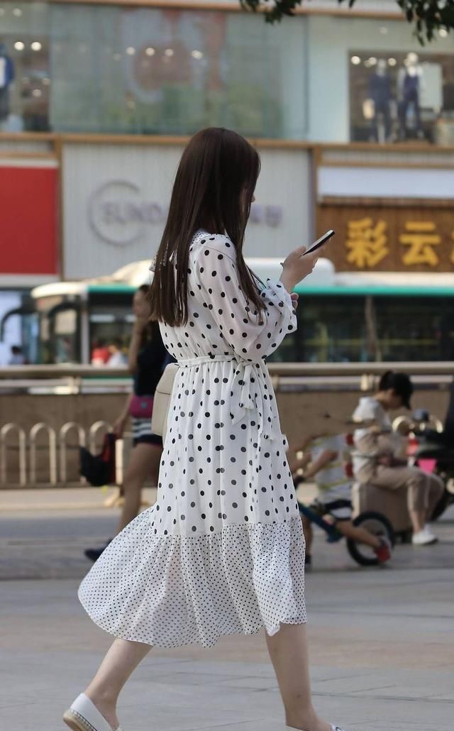  【展现】美女穿波点连衣裙搭配白色休闲皮鞋，身材微胖展现迷人的轻熟气息