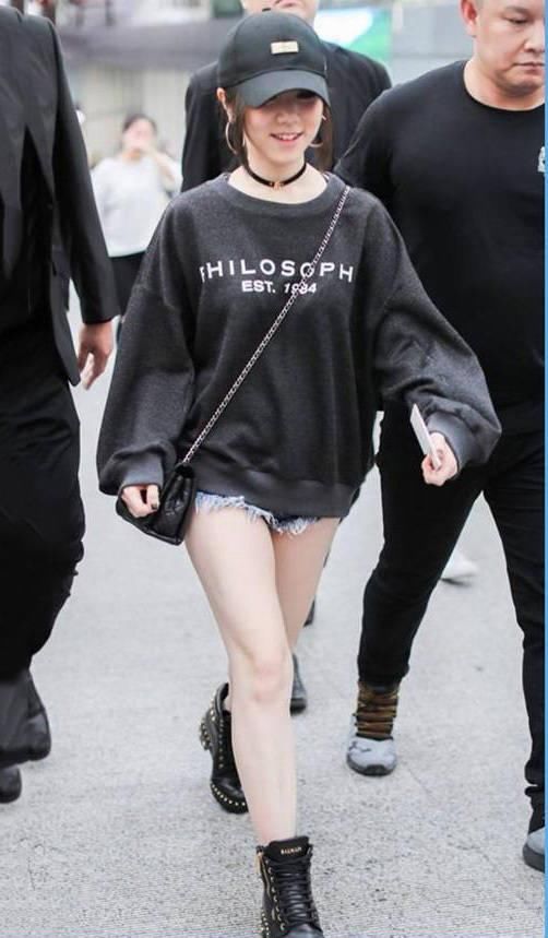 邓紫棋27岁，冯提莫也是27岁，网友：长腿和短腿一眼就能看出差距