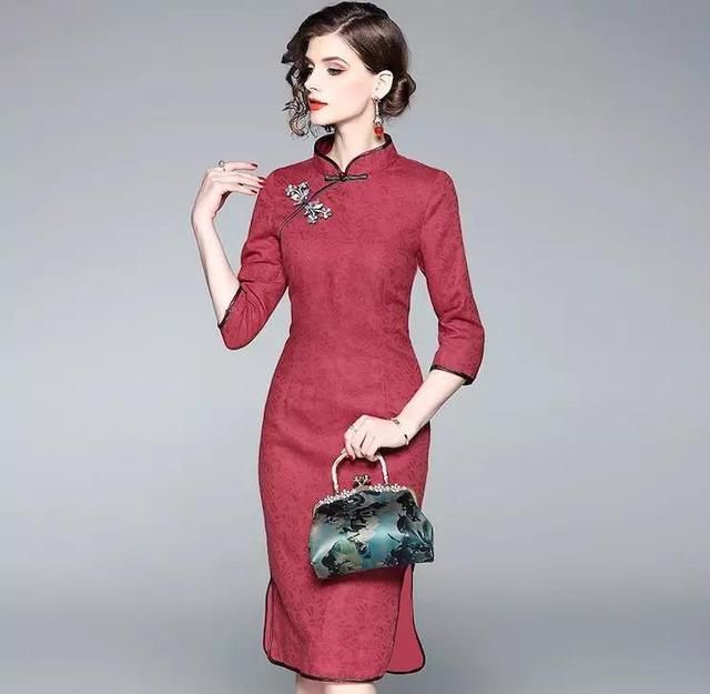 穿一袭淡雅的刺绣旗袍，感受民国女子之美，领略优雅复古风情！