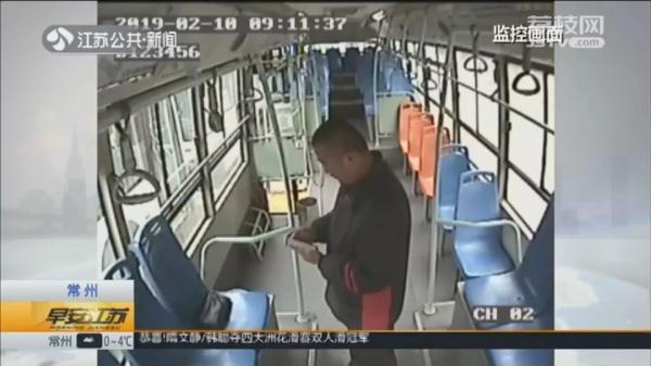 上车挎着一包钱，下车包没了！司机一句话，她的心定了下来...