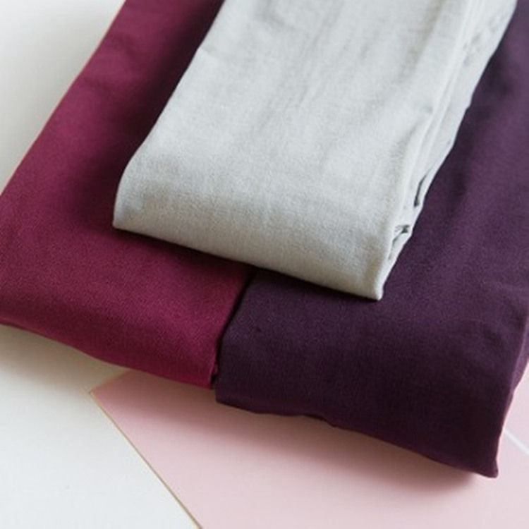 轻熟女出街，少不了:包臀裙、丝袜、高跟鞋，优雅动人，美嫩妩媚