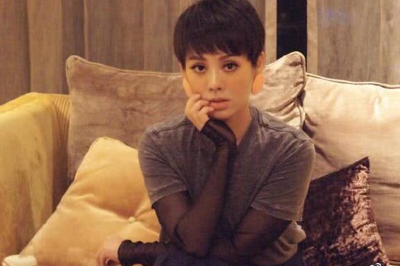 宁静出席某活动，双眼皮被网友各种吐槽，这眼影太诡异了