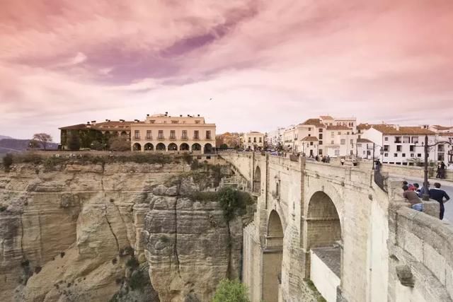 世界接吻日丨据说在这座桥上接吻的情侣会得到一生的祝福……