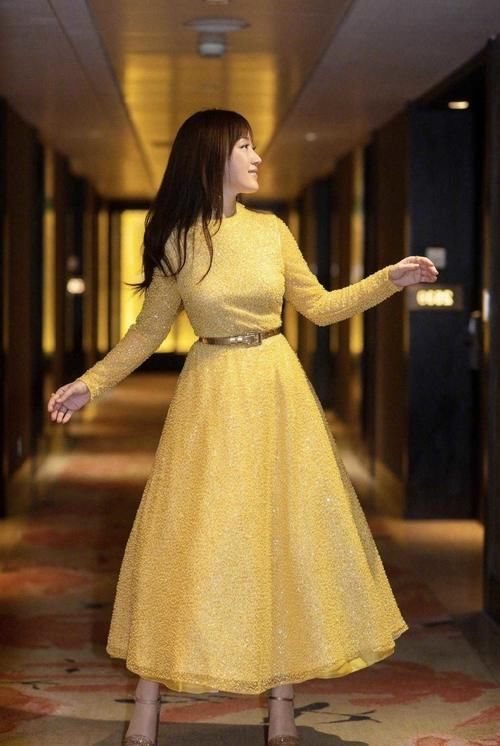 『 清纯』身穿粉色连衣裙清纯减龄,扎丸子头更俏皮,48岁杨钰莹一点不显老