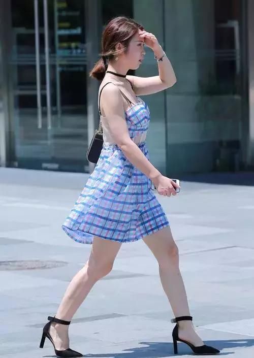 「尽显」街拍:小姐姐修身的吊带连衣裙搭配上一双高跟凉鞋,尽显时尚魅力