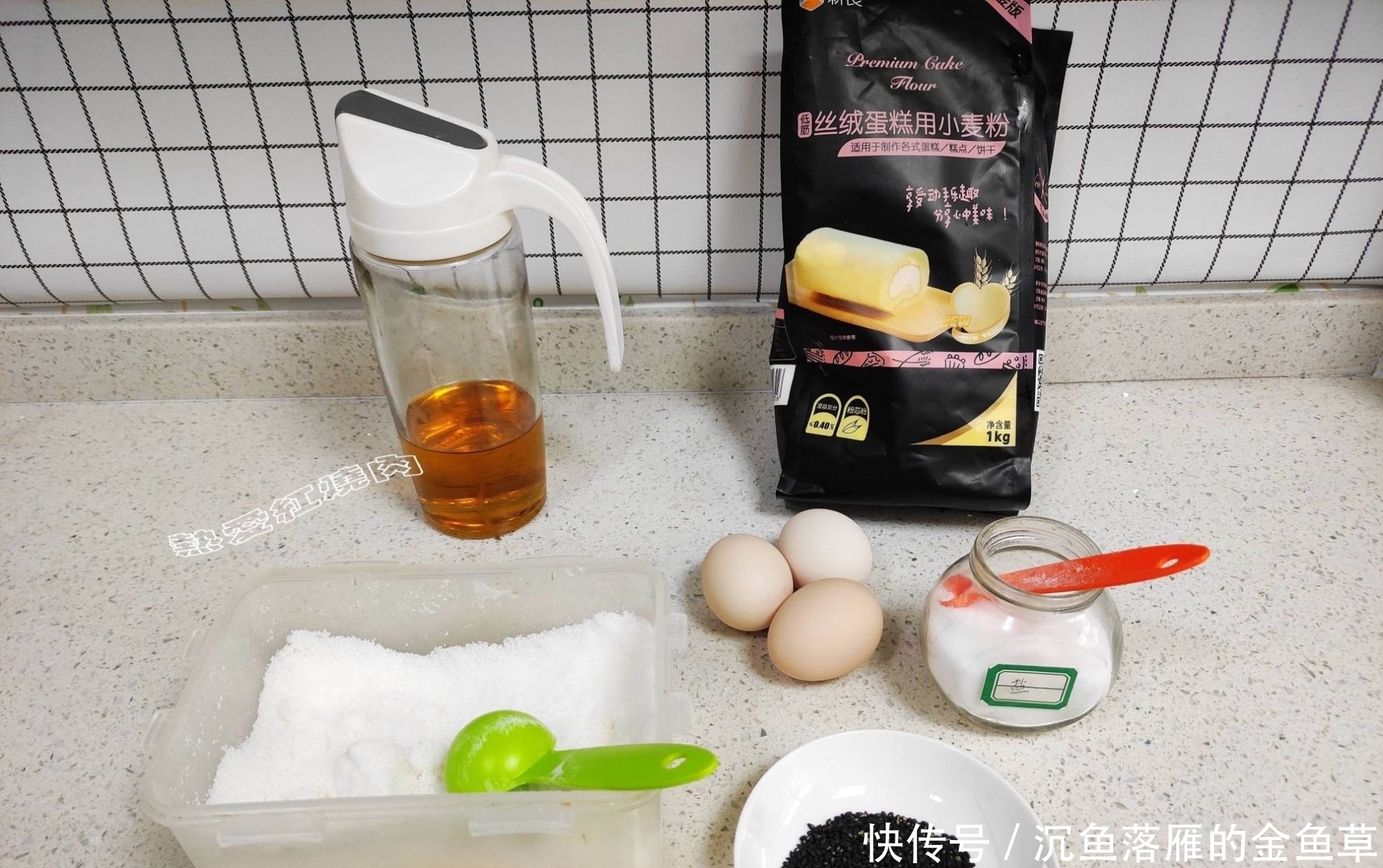  『家里』想吃蛋卷不用买，家里有鸡蛋面粉和白糖就能做，酥脆的一咬就掉渣