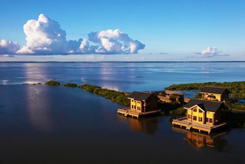 曾是我国最大淡水湖，最长沙滩在这里，素有“东方夏威夷”之称！