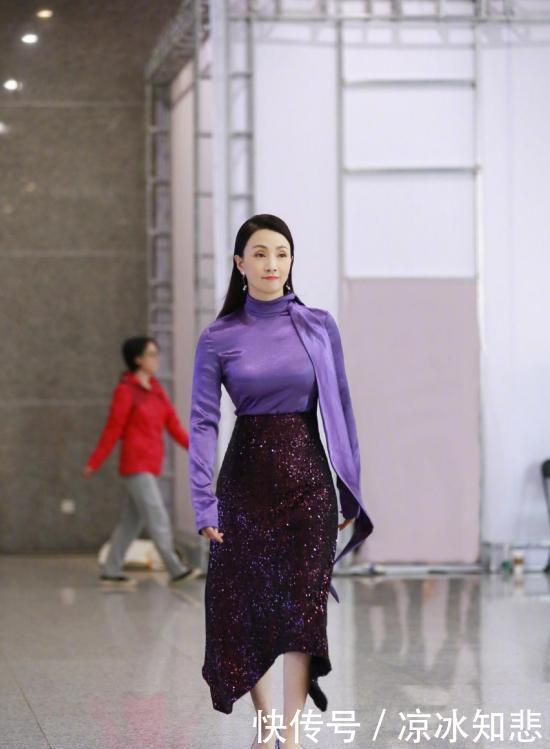 『女人』40+的女人不想被叫阿姨,试试这些“年轻色”,显白又衬气色